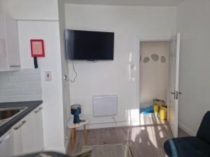 eine Küche mit einem an der Wand hängenden TV in der Unterkunft Inviting 1-Bed Apartment in Cork in Cork