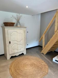 Zimmer mit einer Treppe, einem Tisch und einem Teppich in der Unterkunft Maisonnette des vignes in Albertville