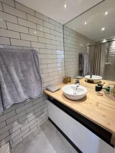 Ein Badezimmer in der Unterkunft Maisonnette des vignes