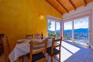 מסעדה או מקום אחר לאכול בו ב-Viganello Panoramica