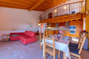 ein Wohnzimmer mit einem Tisch und einem roten Sofa in der Unterkunft Viganello Panoramica in Viganello