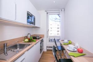 eine Küche mit einer Spüle und einer Theke in der Unterkunft Lugano Motta - Happy Rentals in Lugano