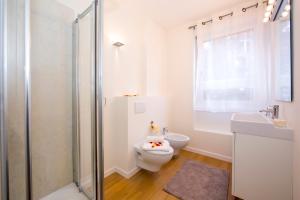 Un baño de Lugano Motta - Happy Rentals 8 fotos más