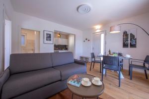 uma sala de estar com um sofá e uma mesa em Brissago Lake View em Brissago