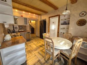 Kuchyň nebo kuchyňský kout v ubytování Apartament Harmont Montis- dawna Zającówka - centrum miasta w leśnej enklawie + 3 fotografie