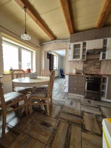 Kuchyň nebo kuchyňský kout v ubytování Apartament Harmont Montis- dawna Zającówka - centrum miasta w leśnej enklawie