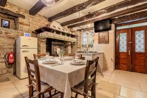 Restoran atau tempat lain untuk makan di Istrian Stone House With Hot Tub - Happy Rentals