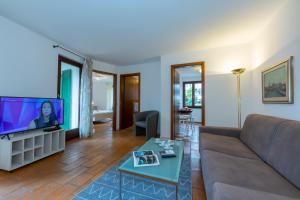 sala de estar con sofá y TV en Casa Chiara - Happy Rentals, en Locarno