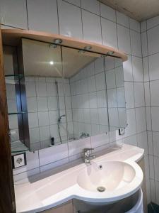 łazienka z umywalką i dużym lustrem w obiekcie L8 Street-Ketsch w mieście Ketsch