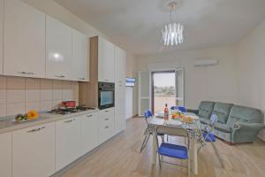 Кухня или кухненски бокс в Le Bianche Apartment 4 close to the beach - Happy Rentals