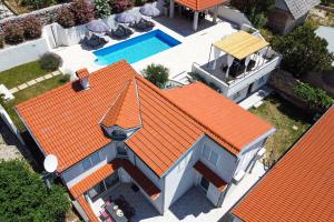 una vista dall'alto di una casa con un tetto arancione di Pool House Edita - Happy Rentals a Bribir