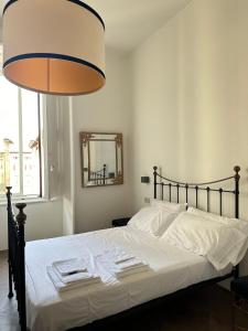 een slaapkamer met een bed met een lamp en een spiegel bij PB suites in Florence