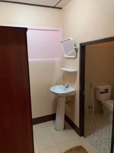 Koupelna v ubytování โพธิ์ทองริมทุ่ง Pothong Rimtung Hotel + 37 fotografií