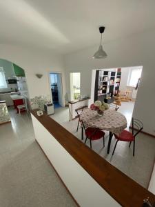 een keuken en een woonkamer met een tafel en stoelen bij Casa Serena in Induno Olona