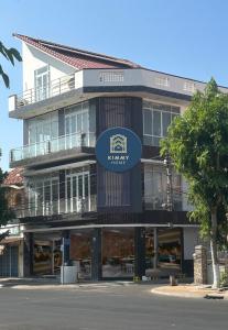 duży budynek z niebieskim napisem w obiekcie KimMy Home w mieście Phan Thiet