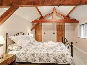a bedroom with a bed and wooden beams at 4 Bed in Dunstable 93632 in Totternhoe