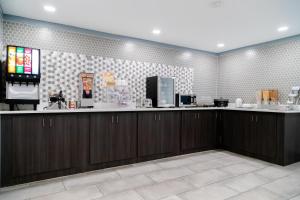 a kitchen with a counter and aasteryasteryasteryasteryasteryasteryasteryasteryastery at La Quinta Inn Birmingham - Inverness in Birmingham