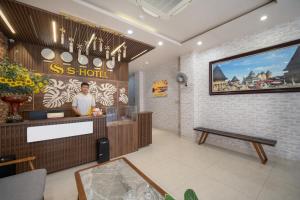 een restaurant met een sich hotelbord aan de muur bij S HOTEL BEACH ĐÀ NẴNG in Da Nang