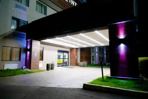 un edificio con luces púrpuras en el lateral. en La Quinta Inn Birmingham - Inverness, en Birmingham