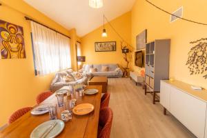 sala de estar con mesa y sofá en RentitSpain Sunshine penthouse in Almuñécar, en Almuñécar