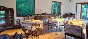 uma sala de jantar com duas mesas e cadeiras em Chalé na Montanha em Cunha