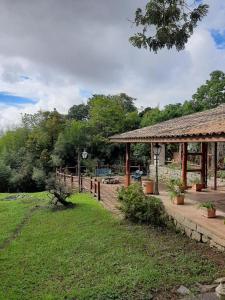 Um jardim em Chalé na Montanha