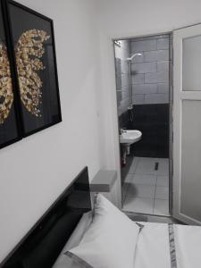 Ett badrum på Immeuble Thala Tigzirt appart 90m avec 2h de piscine privée