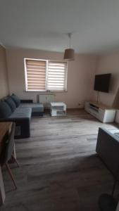 ワルシャワにあるOdkryta Warszawa! - prywatne mieszkanie, samodzielne zameldowanie, private studio balcony, free wifi, smart tv 55", parking, self check in - Warsaw Northのソファとテレビのあるリビングルーム +9枚の写真