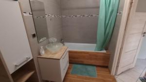 ワルシャワにあるOdkryta Warszawa! - prywatne mieszkanie, samodzielne zameldowanie, private studio balcony, free wifi, smart tv 55", parking, self check in - Warsaw Northのバスルーム(シンク、バスタブ、シャワー付)