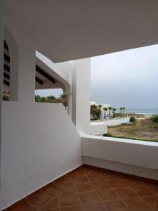 Habitación blanca con vistas al océano en Villa Marina Smir avec piscine, en Tetuán