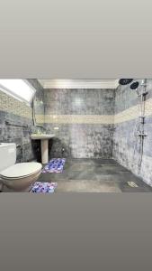 La salle de bains est pourvue de toilettes et d'un lavabo. dans l'établissement Villa Marina Smir avec piscine, à Tetouan