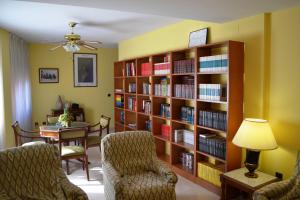 a living room with a book shelf filled with books at Hostal El Vegano in Utiel