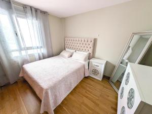um pequeno quarto com uma cama e um espelho em Apartments 1418 San Pedro em Marbella