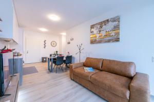 ein Wohnzimmer mit einem Sofa und einem Esszimmer in der Unterkunft Enchanted Home in Viganello