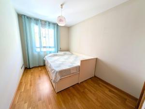 um quarto com uma cama no canto de um quarto em Apartments 1418 San Pedro em Marbella