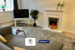 a living room with a fireplace and a tv at Eastleigh House By Your Stay Solutions Short Lets & Serviced Accommodation Southampton With Free Wi-Fi & Close to Airport in Southampton