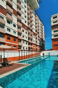 a swimming pool on the side of a building at Apartamento en centro Ciudad de Guatemala z12 in Guatemala