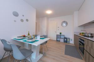 cocina con mesa y sillas en una habitación en Beautiful Home, en Viganello