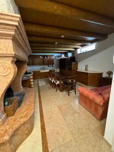 ein Wohnzimmer mit einem Tisch und einem Esszimmer in der Unterkunft Villa Riva in Badia Calavena