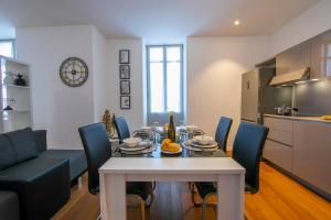 ein Esszimmer und eine Küche mit einem Tisch und Stühlen in der Unterkunft Little Lugano in Lugano