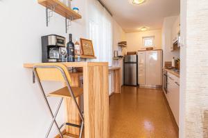 una pequeña cocina con encimera y nevera en Sunny Weekend Sauna House - Happy Rentals en Preserje
