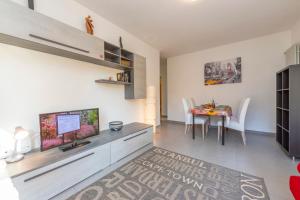 un soggiorno con TV e tavolo di City Apartment a Lugano