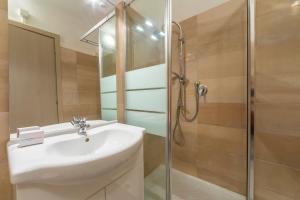 Ένα μπάνιο στο City Apartment - Happy Rentals +22 φωτογραφίες