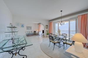 ein Esszimmer und ein Wohnzimmer mit einem Tisch und Stühlen in der Unterkunft Casa Monti Belvedere in Locarno