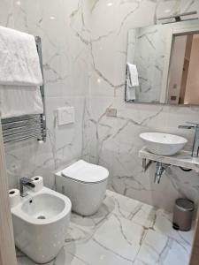 Koupelna v ubytování Cuma Suites