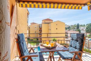 a balcony with a table and chairs on a balcony at Rincón Playa, terraza y piscina in Rincón de la Victoria