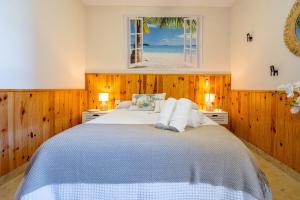a bedroom with a large bed with a window at Rincón Playa, terraza y piscina in Rincón de la Victoria