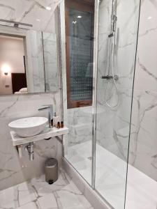 Koupelna v ubytování Cuma Suites + 32 fotografií