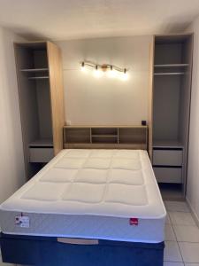 une chambre avec un grand lit dans une pièce dans l'établissement Saphir de Collioure, à Collioure