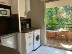 Il dispose d'un balcon et d'une cuisine équipée d'un lave-linge. dans l'établissement Saphir de Collioure, à Collioure 9 autres photos